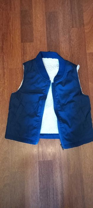 Безрукавка детская, внутри овчина, на молнии, на 2-4 года. Недорого!