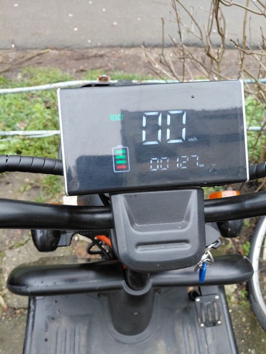 Vand triciclu electric pentru 3 persoane