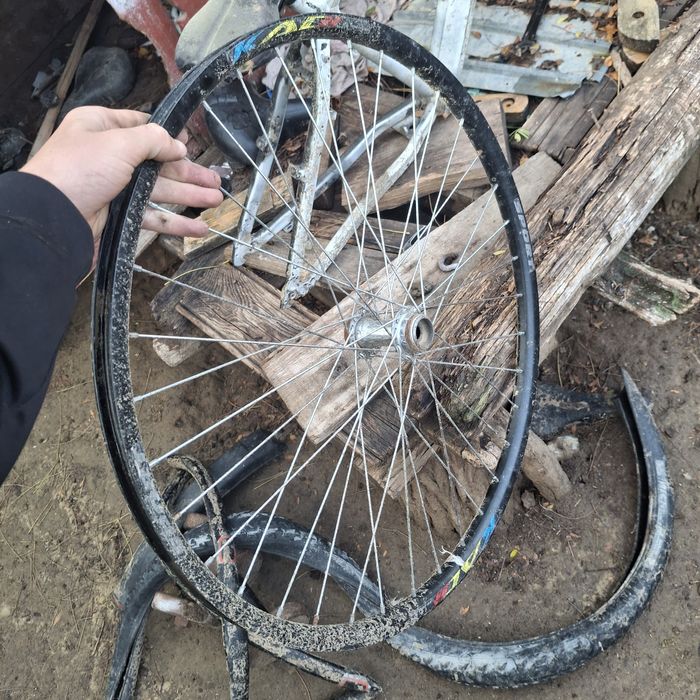 Vând roți  cea cu cauciuc este marimea 27.5  și cealaltă este 26 40lei