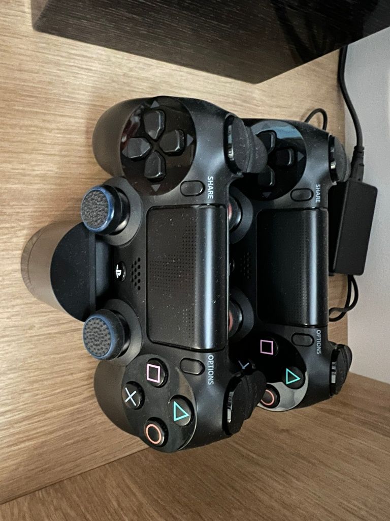 PS 4 -  1 TB, 2 controlere plus încărcător