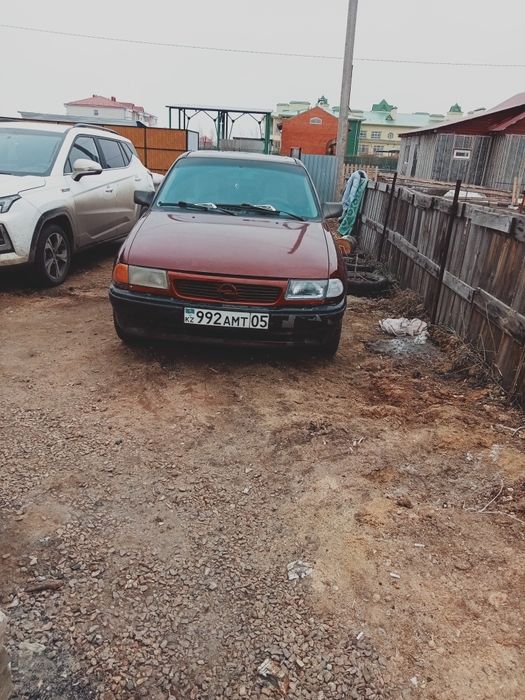 Продам Опель Астра 1992 года обьем двигателя 1,8 КПП автомат 950000 то