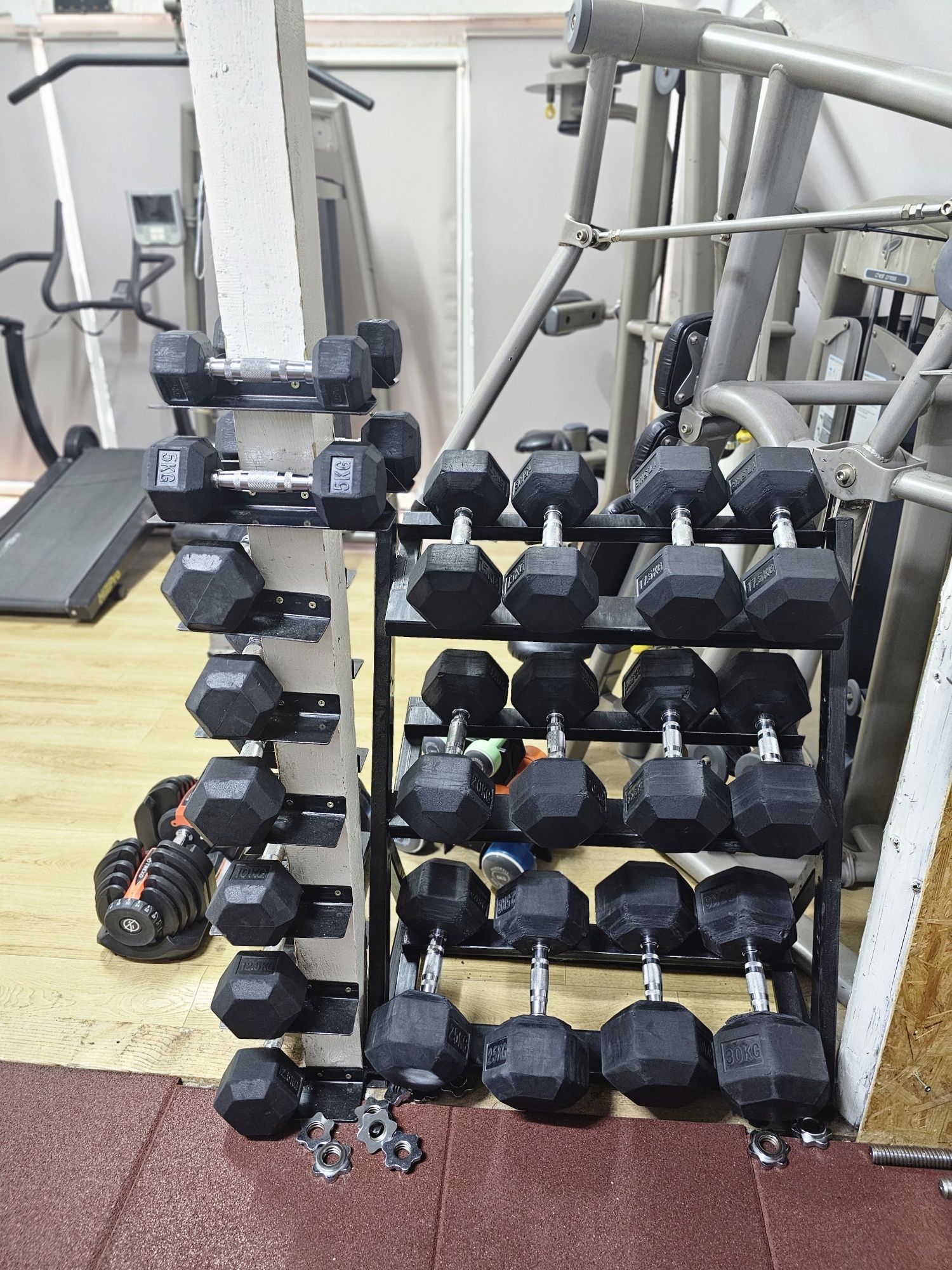 Sală fitness complet echipată