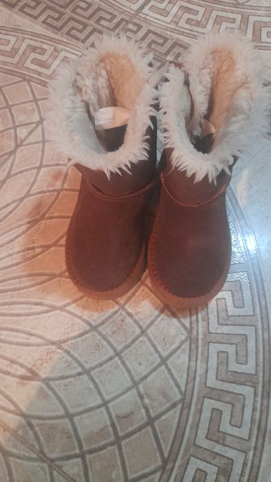 Ghete de fetita tip UGg stare foarte buna