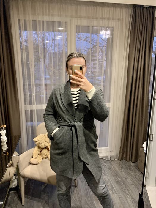 Елегантно палто с подвижна пухена яка