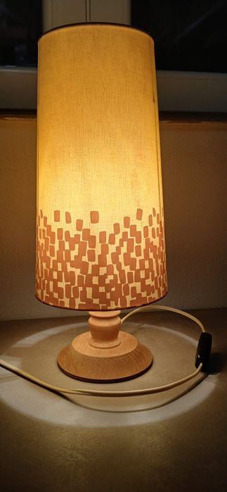 Veioză cu suport din lemn și abajur mozaic – design decorativ