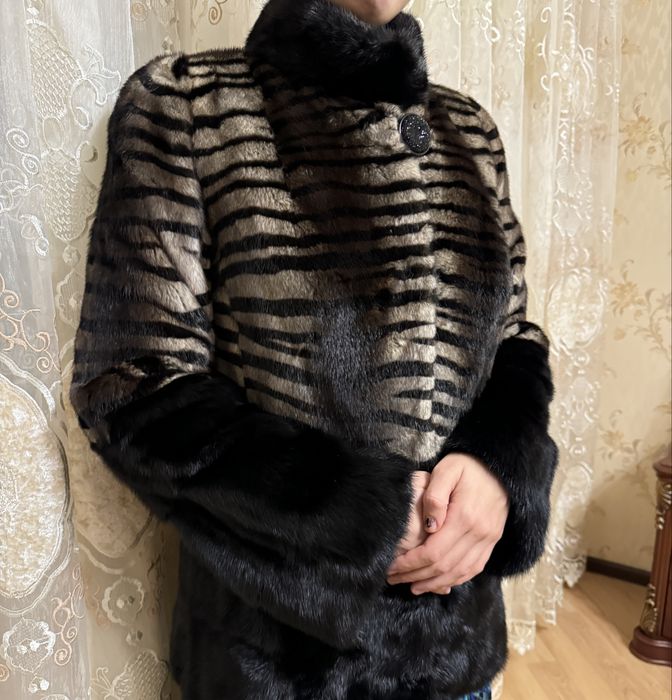 Норковая шуба в хорошем состоянии,короткая……………………………………………………………………..