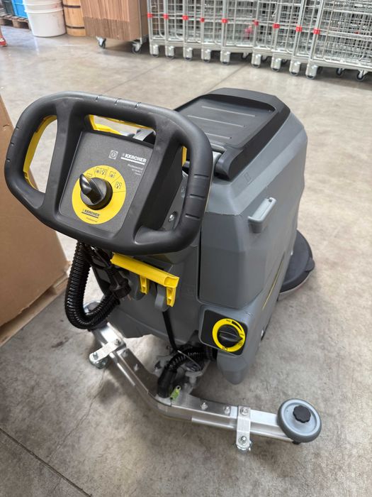 Karcher -masina de aspirat,maturat si spalat electrica. 2 bucati