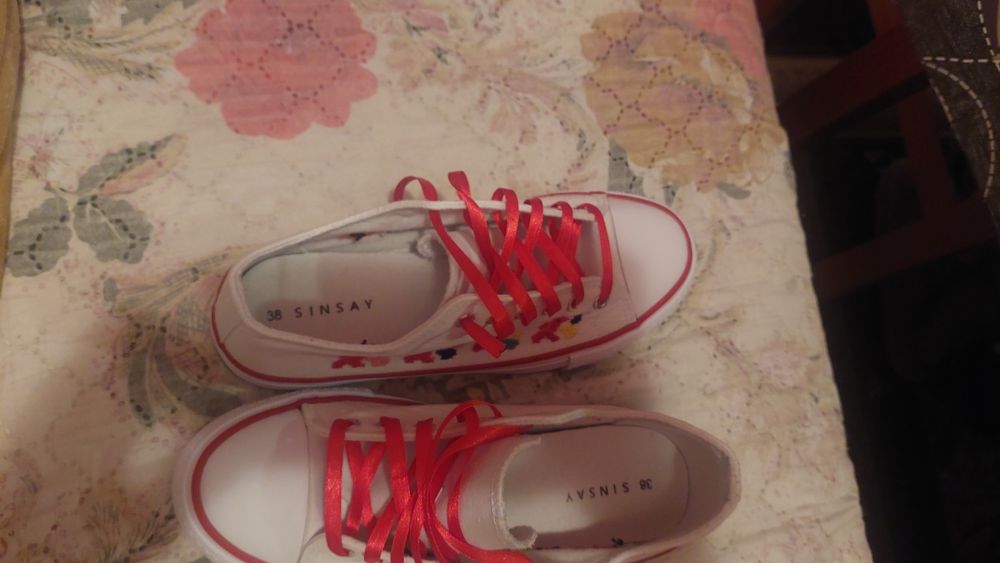 Дамски кецове с ръчно бродирана шевица