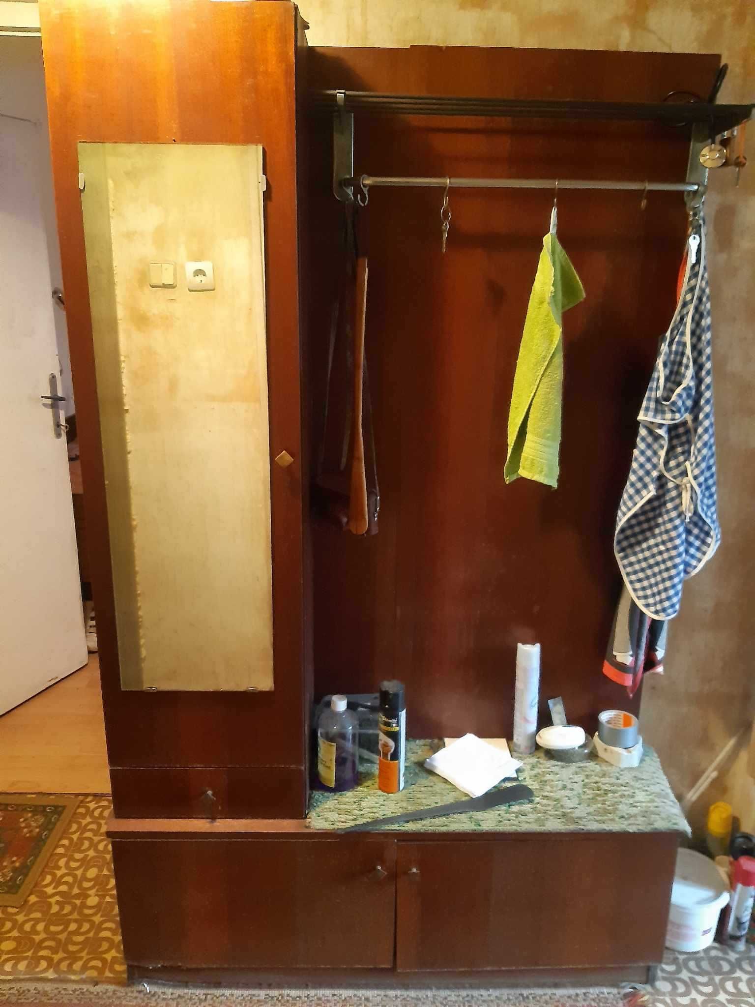 Шкаф за антре с огледало и закачалки