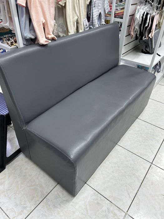 Диван из эко кожи, пуфики торговое оборудование