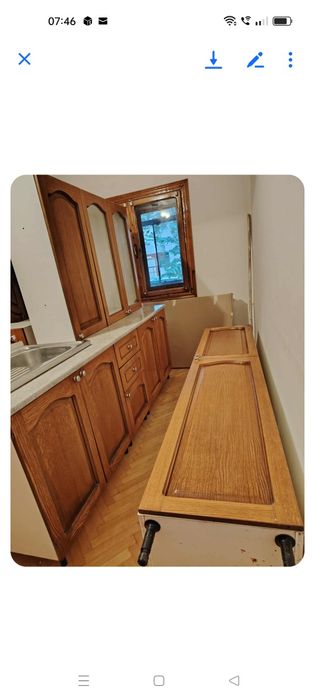 Seturi mobilier pentru bucătărie și un aragaz