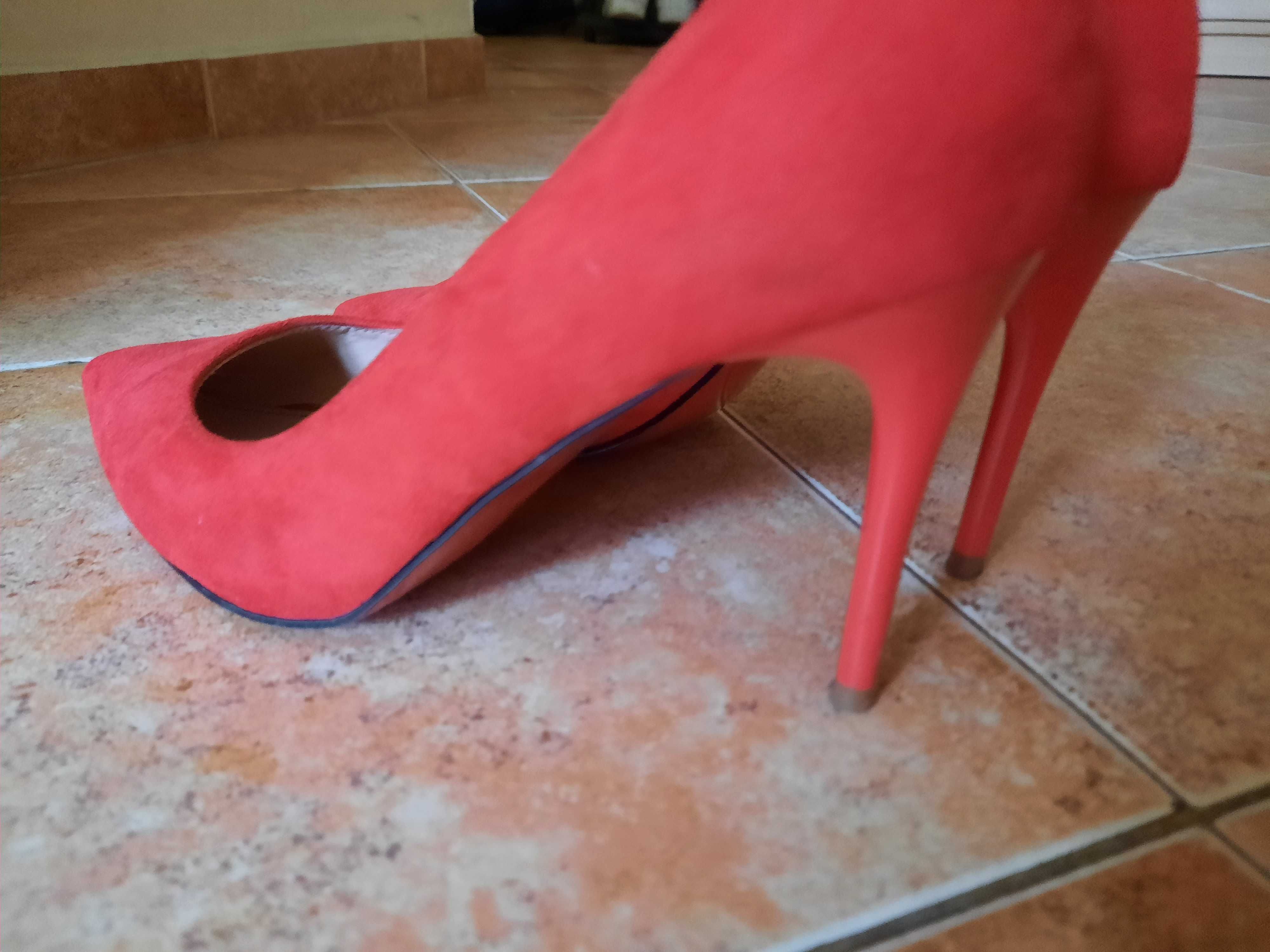 Червени обувки остри велур