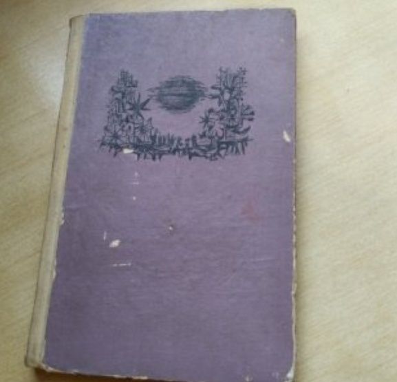 Книги с различна тематика и цени.