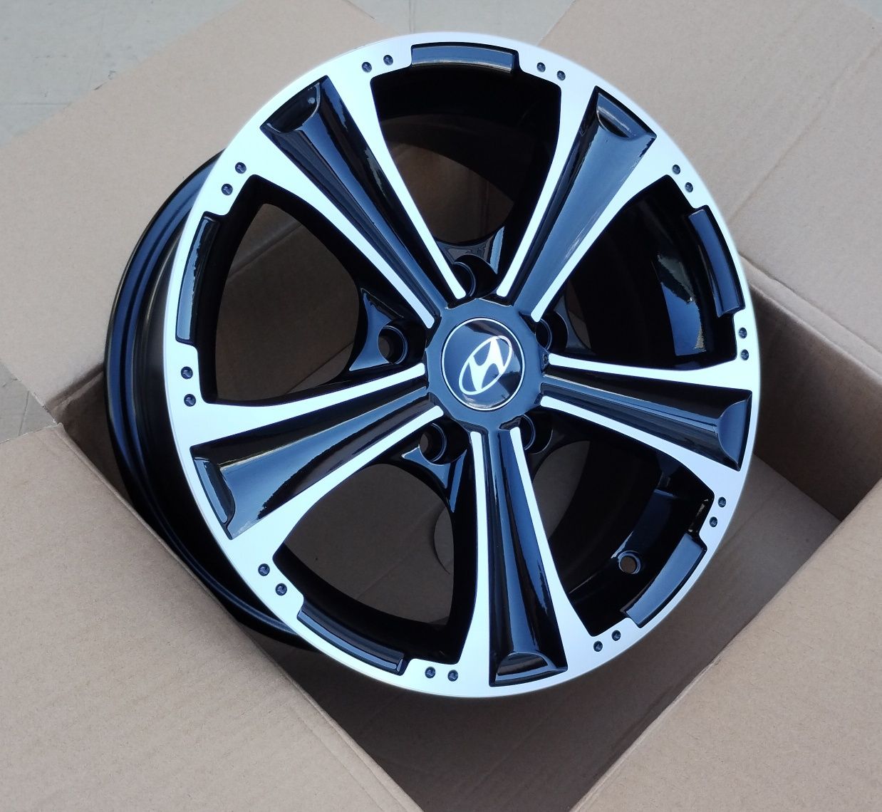 Jante Noi R15 Hyundai i20 i30 Ioniq Elantra  pe R15 cu 5 x 114.3 R15