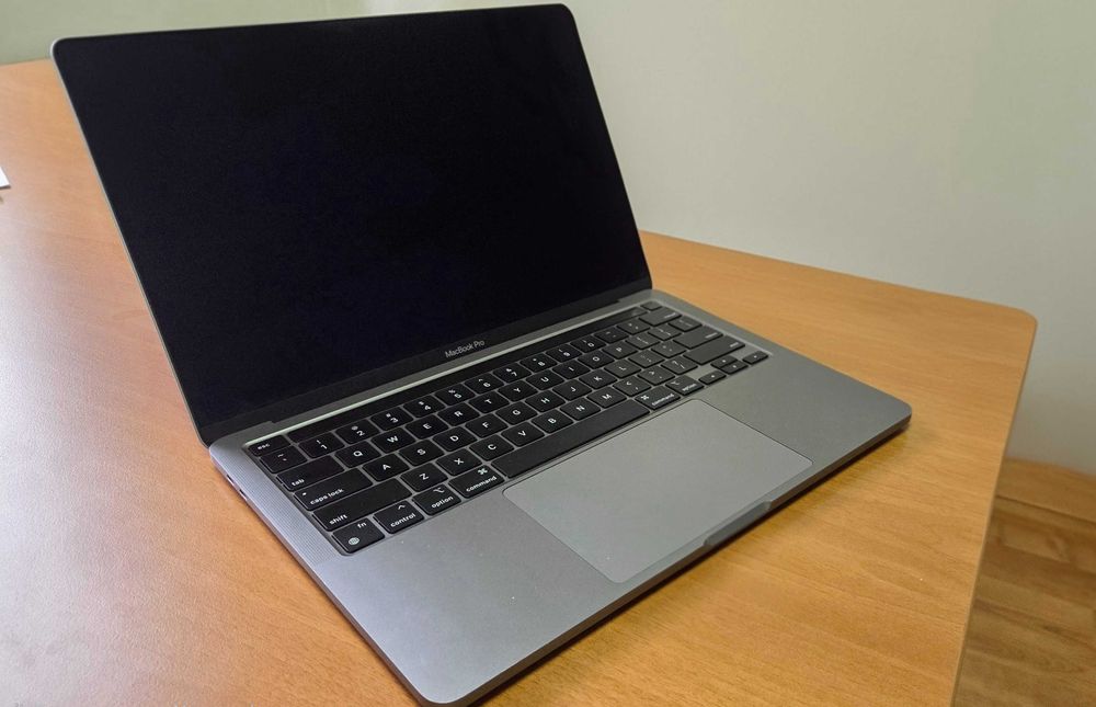 Продавам MacBook Pro M2