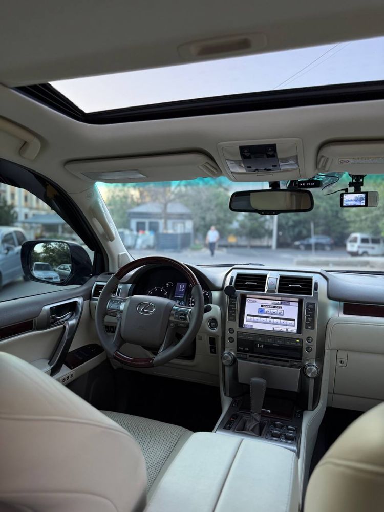 Lexus GX 460.