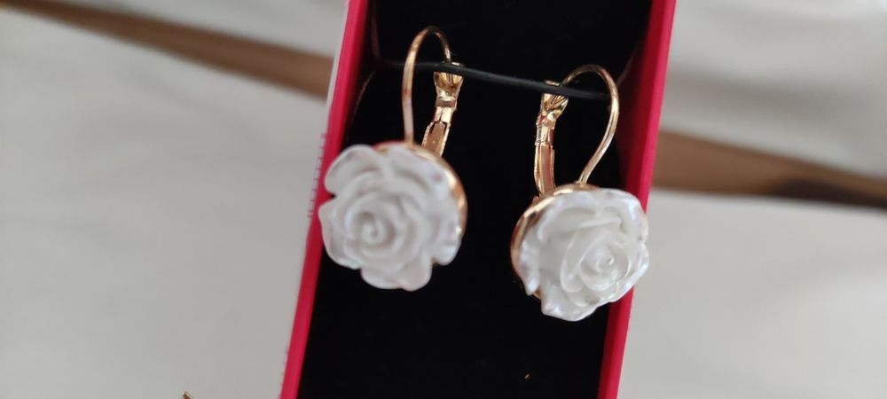 Cercei placați cu argint.