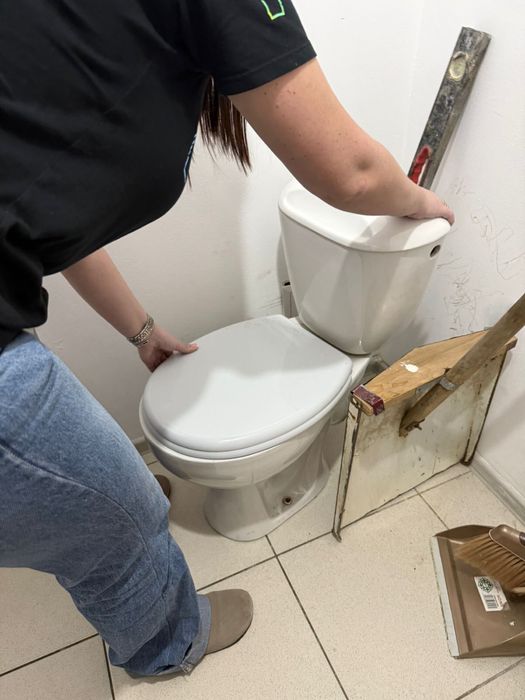 Продам унитаз , целый, рабочий