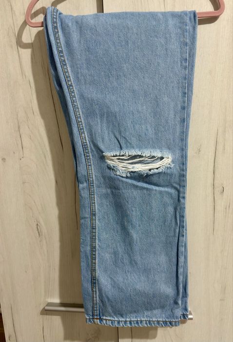 Blugi straight, rupți la un singur genunchi