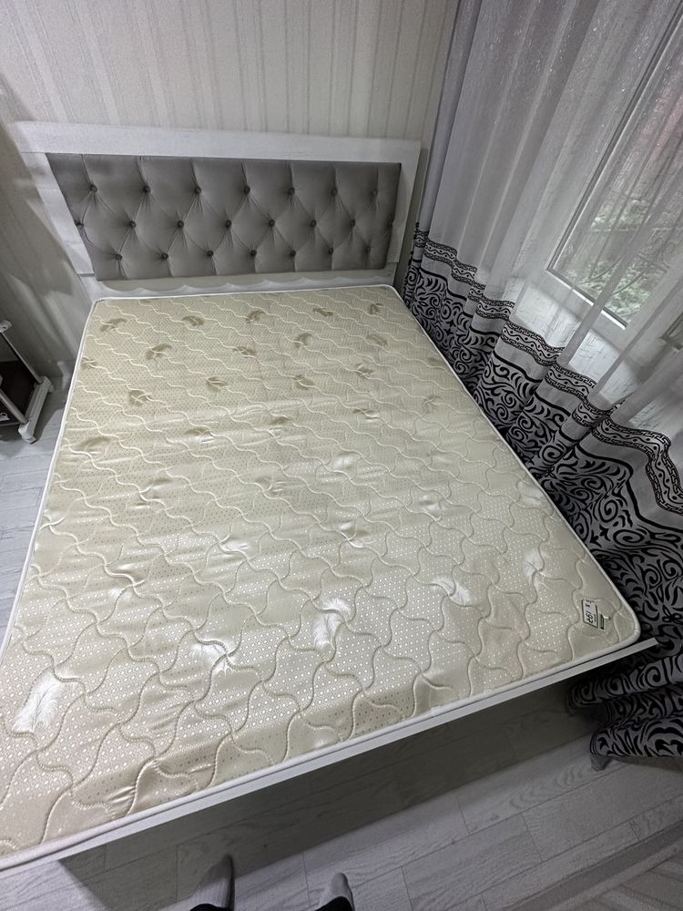 Срочно Продаётся двуспальная кровать с матрасом и тумбочками