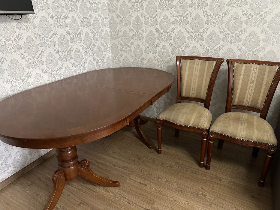 продается стол и стулья