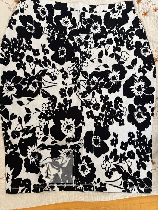 Fustă conică cu imprimeu floral alb și negru