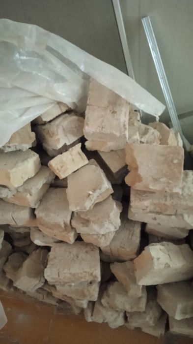 Кирпичи бесплатно,кирпичи колотые ,но советский..