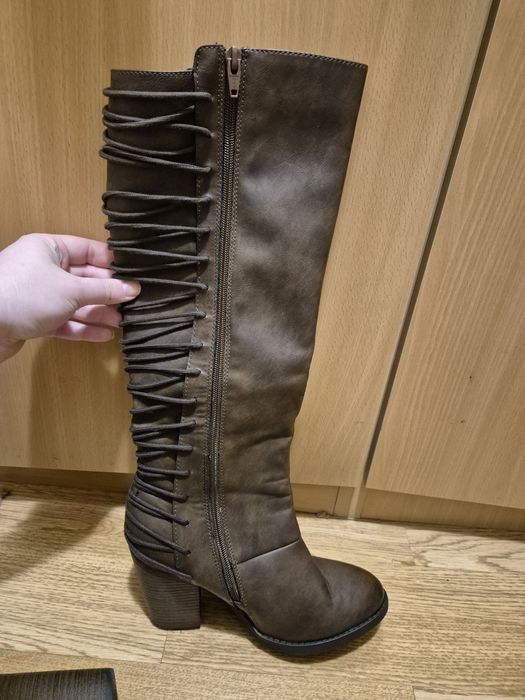 Високи дамски ботуши на ток