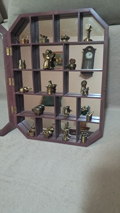 Vitrina cu 17 miniaturi din bronz