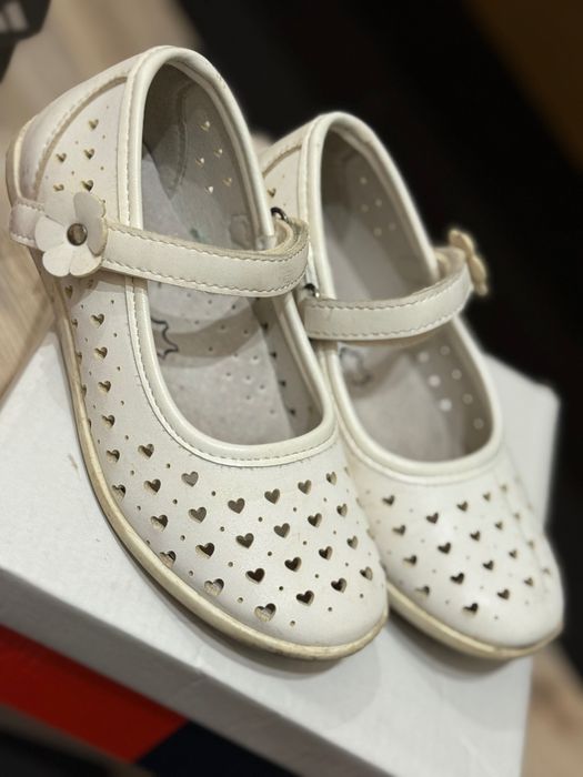 Модерни обувки за момиче