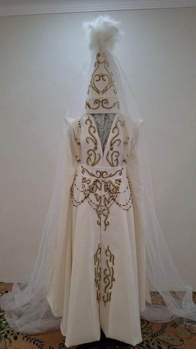 Продам  платье на Ұзату, в комплекте саукеле и такия