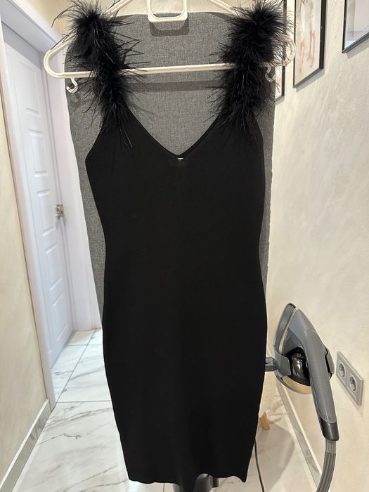 Черна рокля с пера