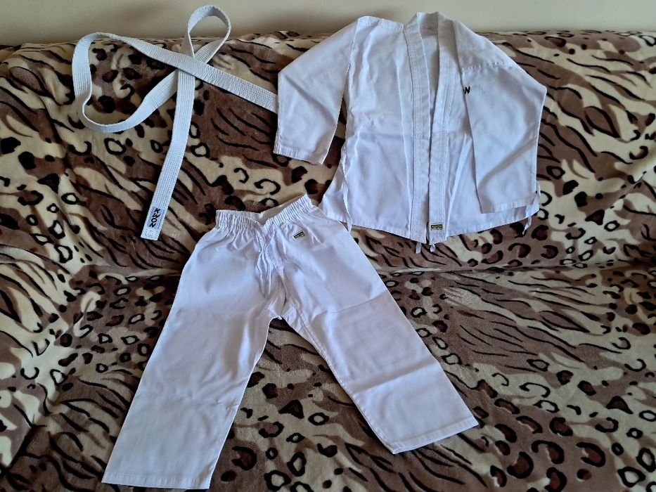 Kimono NOU de firmă KWON,calitativ,impecabil/6-7 ani