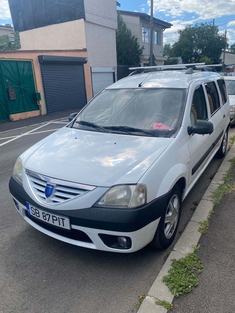 Logan MCV cu portbagaj și cârlig