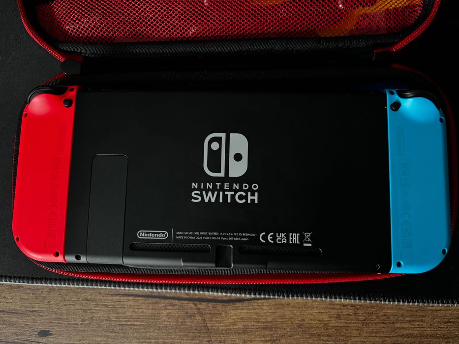 Consola Nintendo Switch (Husa, 2 Joycon-uri extra + suport Joycon-uri)