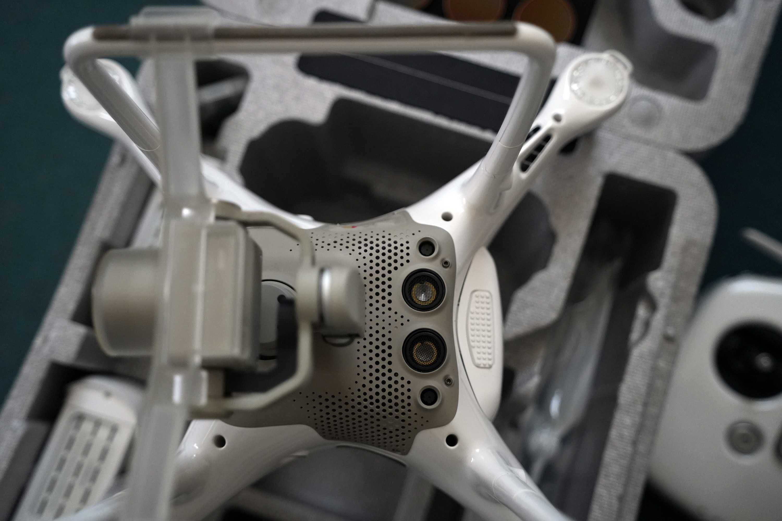 Drona DJI Phantom 4 Pro V2.0 cu 5 baterii, filtre ND, cutie transport