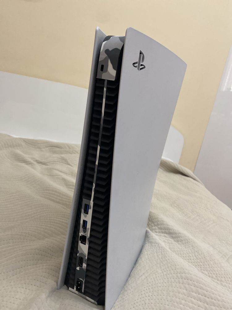 PlayStation 5 (дискова) + контролер + стойка – Отлично състояние