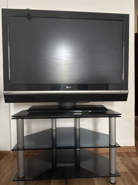 Телевизор с подставкой