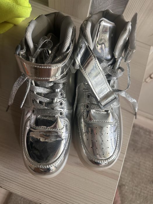 Отдам кроссовки почти новые