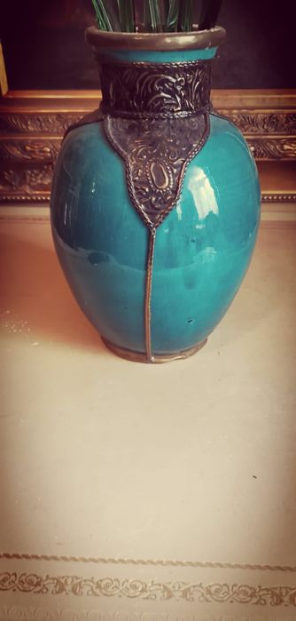 Superbă vază din ceramică emailată cu aplicații alamă,Italia