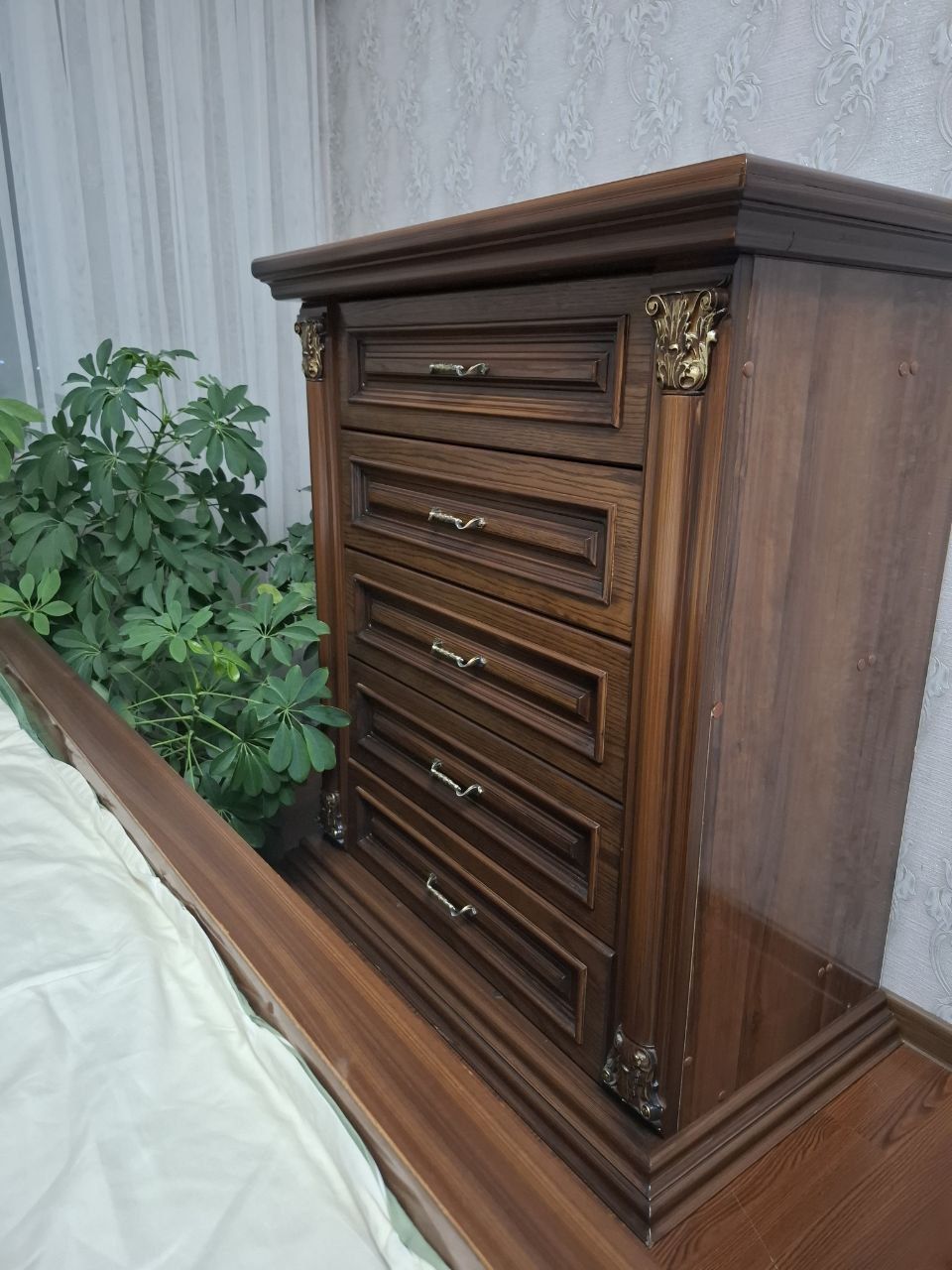 Продаю спальную мебель, из шпона, почти новый.