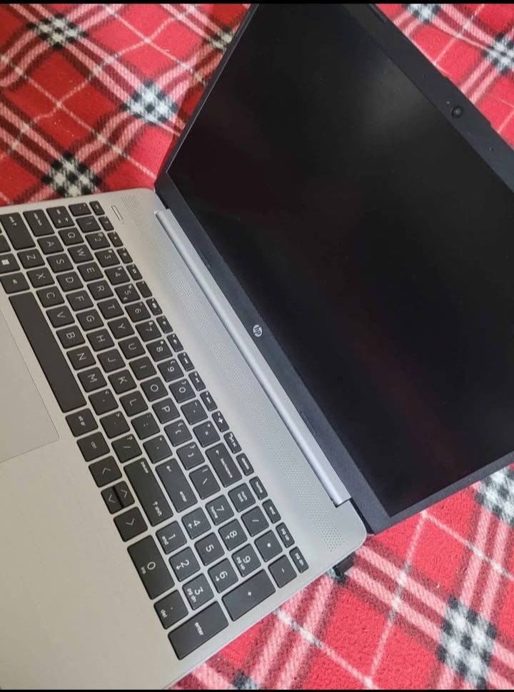 Vand Laptop HP 255 G9 . Ryzen 3 . 8GB RAM
SSD 512GB : Ca nou