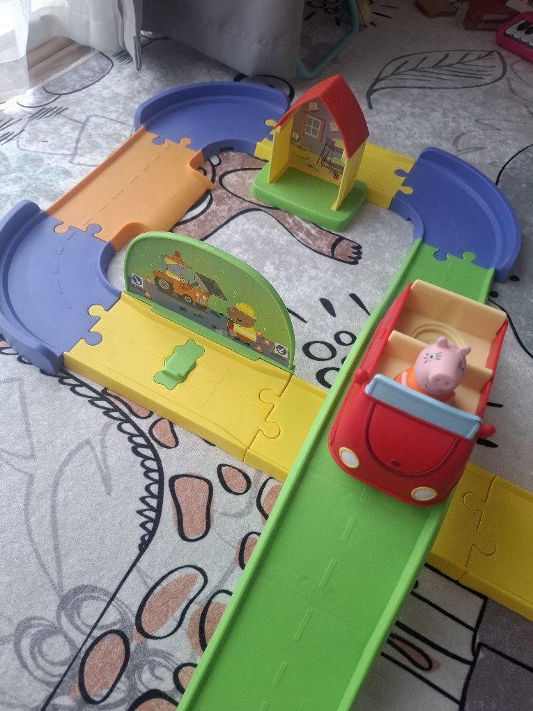 Писта на Peppa Pig с кола