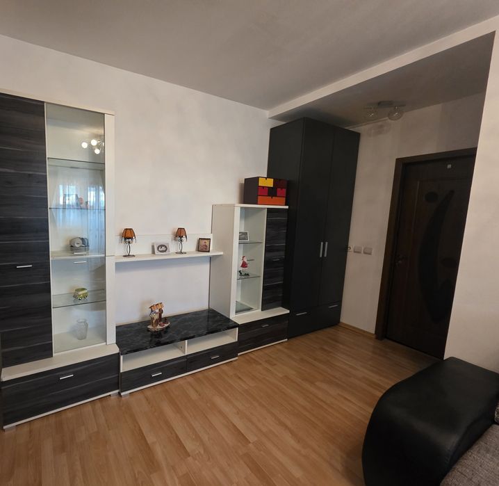 Închiriez apartament cu 2 camere