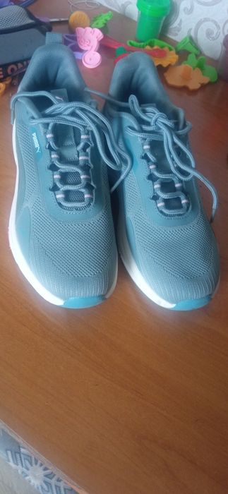 Продам женские кроссовки