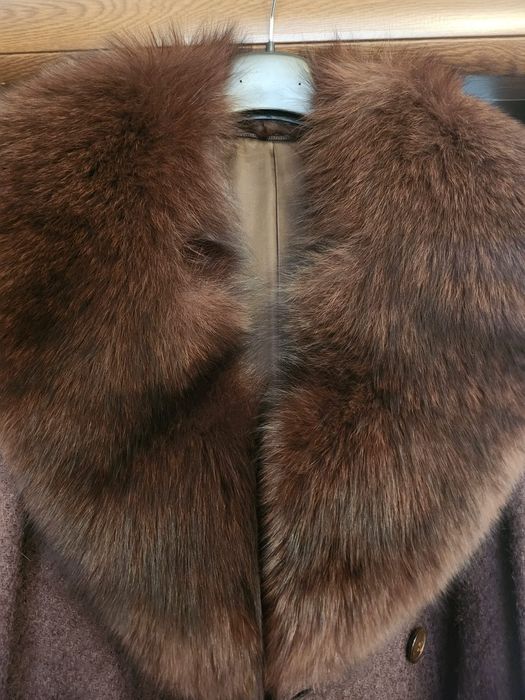 Palton din stofă cu blana la gât