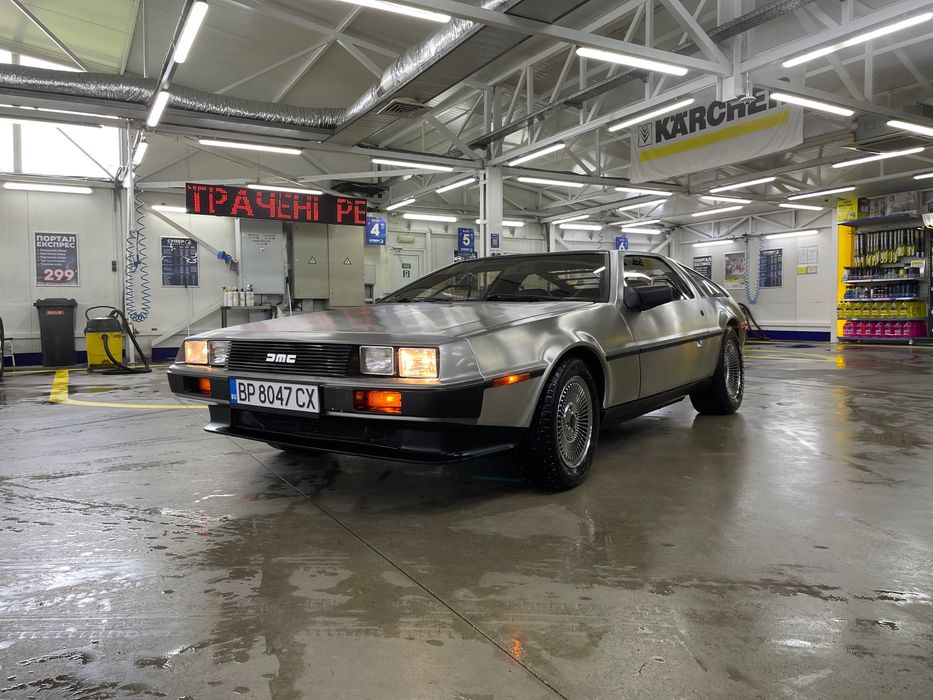 DMC 12 Delorean ретро