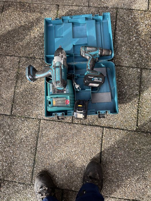 Vand set Makita 18v  stare f buna cu doua bateri.