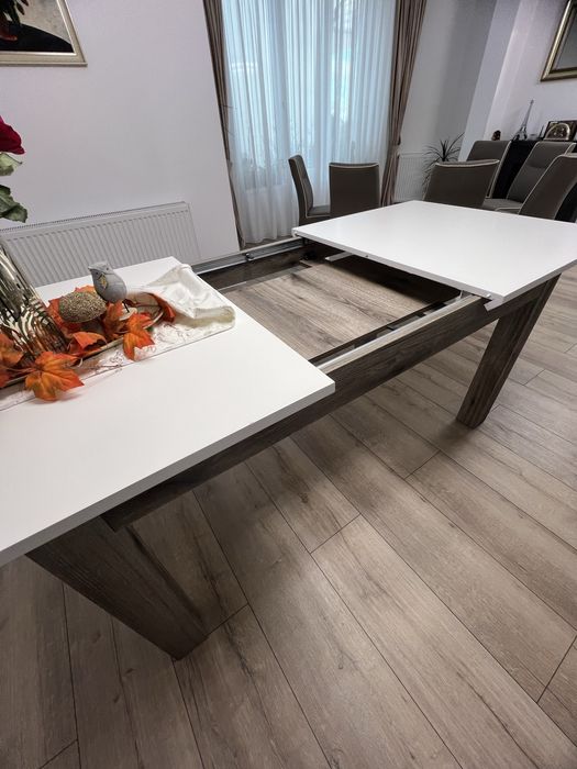 Masă extensibila cu 6 scaune – din lemn, stare excelentă.