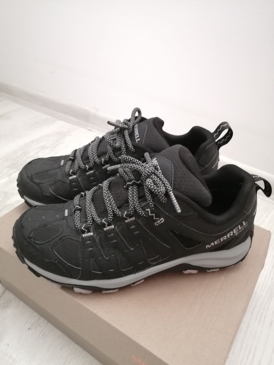 Продавам дамски туристически обувки Merrell 38 номер